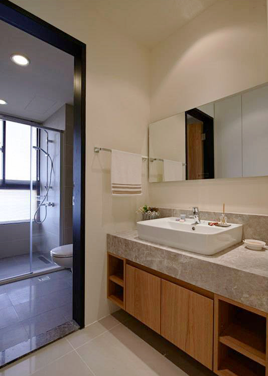 除了大理石台面下方的浴柜收纳，大面镜柜内亦有杂物收纳空间。