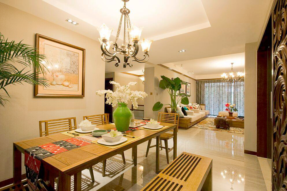 选用了厚实大气的黄金柚系列家具，线条简洁凝练，祥瑞的花纹、简洁的设计，值得细细品味。