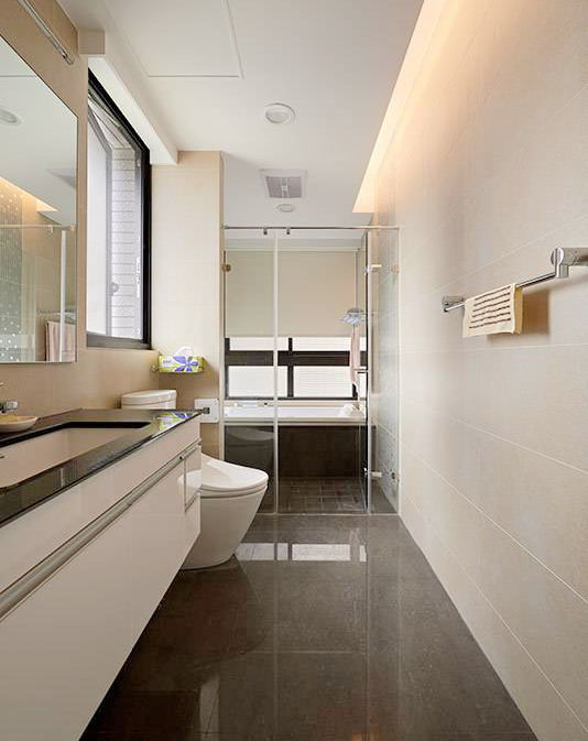 狭长型的浴室，以地、壁面的对比色和灯光氛围，呈现出饭店式的大器感。