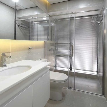 白色通透浴室设计