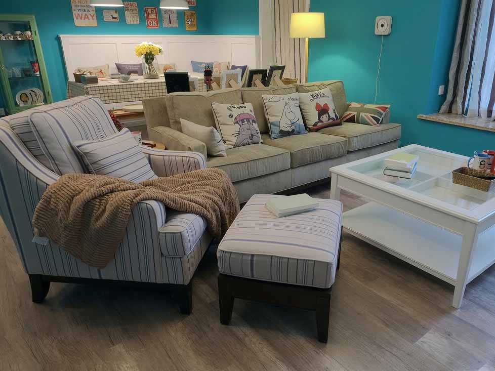 棉麻质感的沙发对应蓝色的清新，舒适易打理。