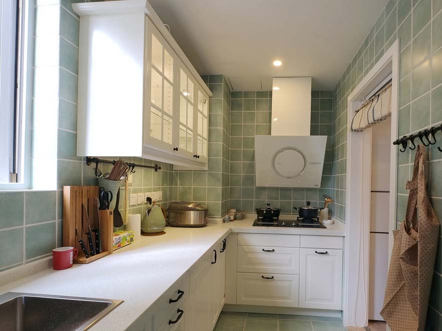 浅色有助于厨房的光线反射，也更整洁，让烹饪更便利。