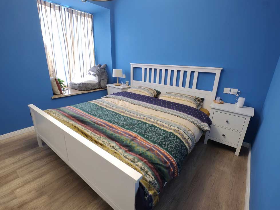 纯蓝的墙面搭配白色床具，简单组合就能完成风格营造。