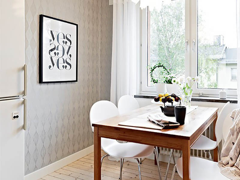 实木餐桌搭配纯白餐椅，时尚又富有质感。