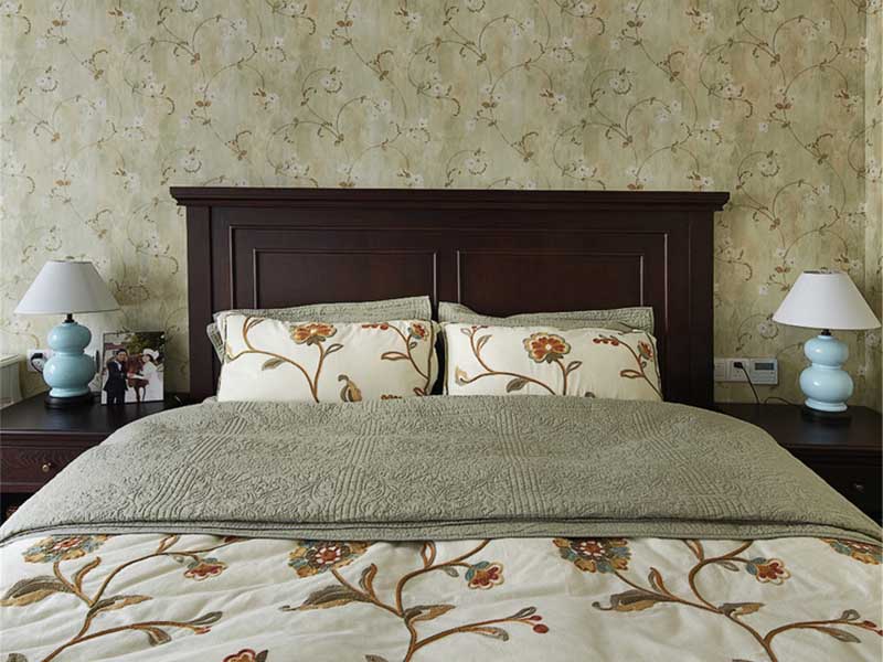 卧室用壁纸较为田园风，深浅搭配，让整体更温馨。