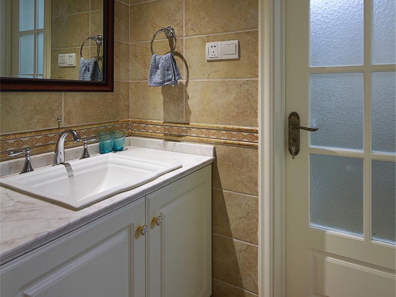 卫生间的环境注重整洁，简洁的布局提高实用性。