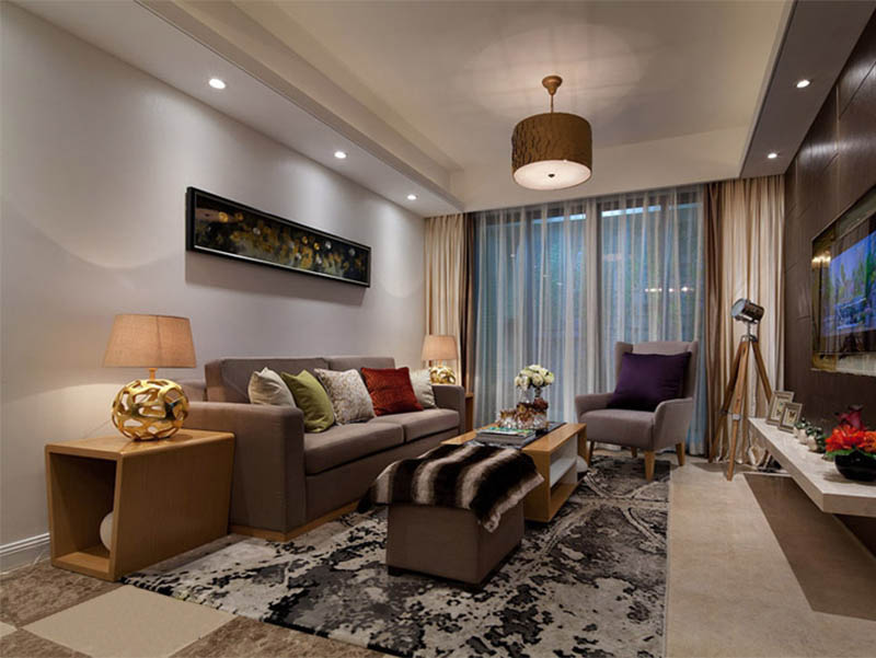 面积小的客厅更适合摆放简单的沙发，不求多，舒适实用就好。