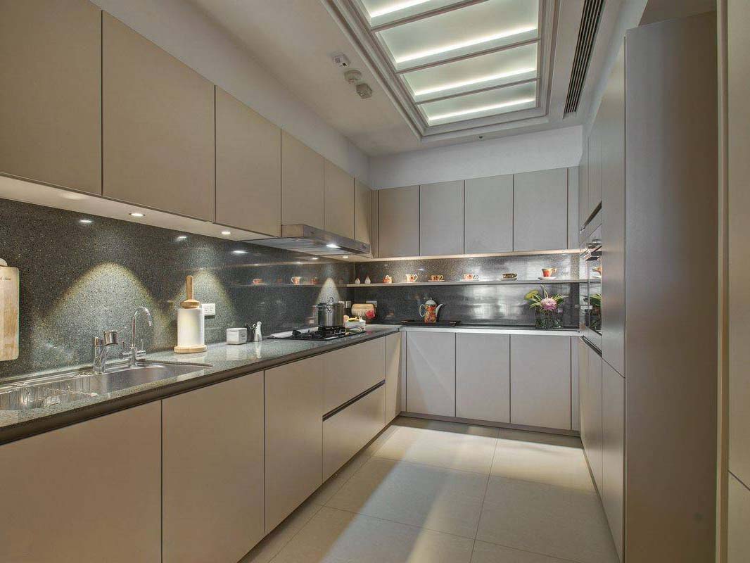 用简单的门板让厨房更整洁，现代的厨房更注重实用性。