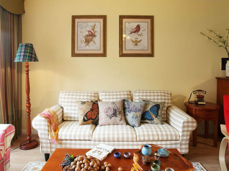 布艺沙发的好处在于易于打理，而且温馨自然。