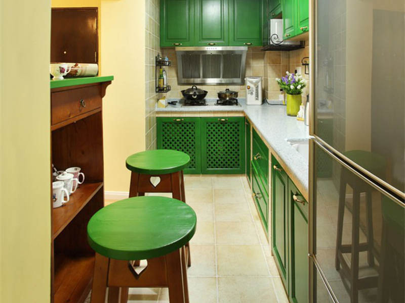 狭长的空间，开放式的设计可以让厨房更明亮、开阔。