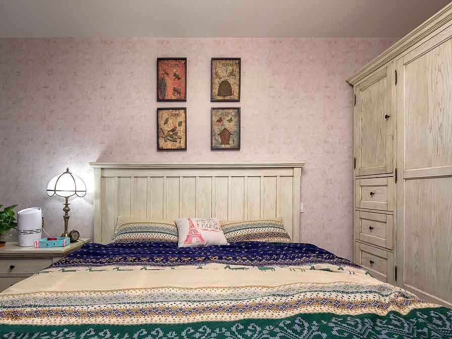 实木床架和衣柜，让卧室带有自然的气息。
