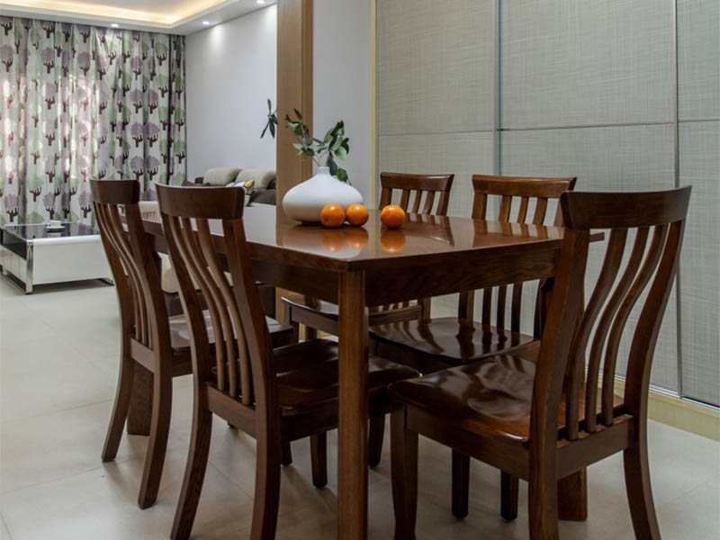 实木餐桌椅的质感，可以为餐厅带来人文气息。