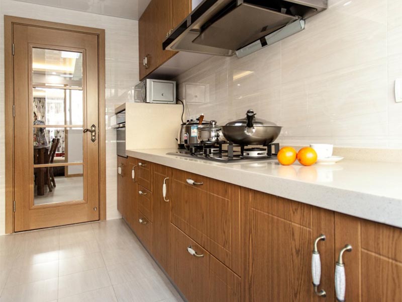 狭长的厨房适合使用一字型橱柜。
