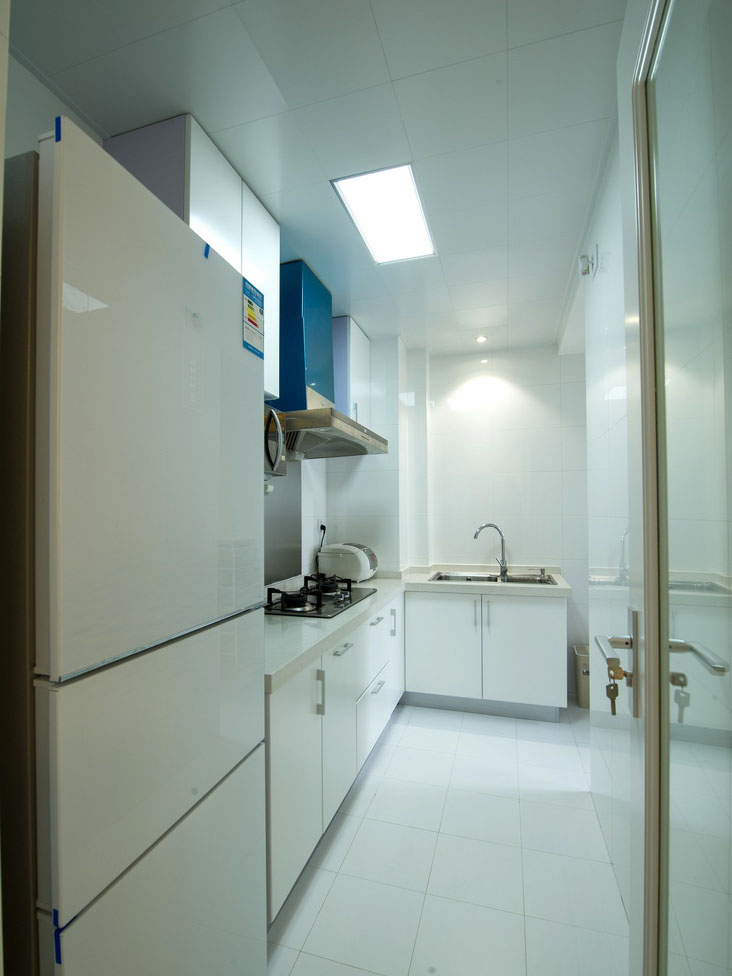 封闭的厨房更需要浅色来增加空间的开阔感。