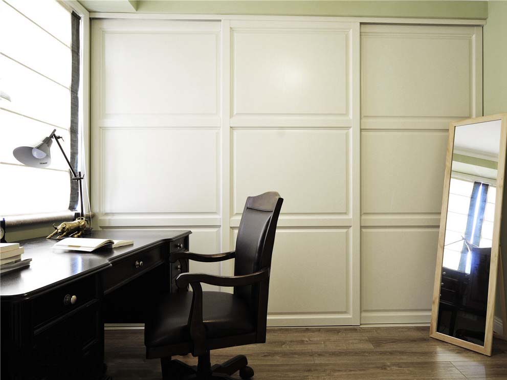 工作台的深和衣柜的白形成对比，一室两用。