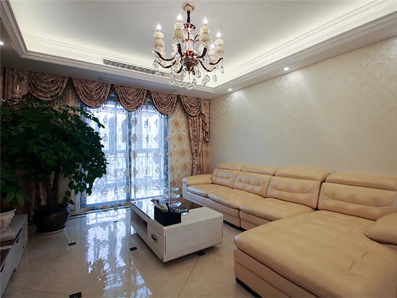 客厅将重心放在沙发的舒适和窗帘的精细上。