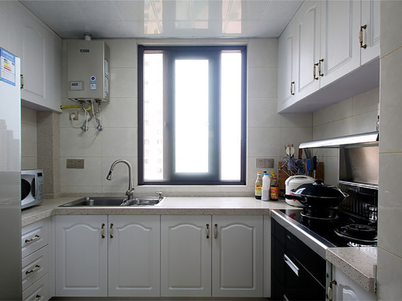 纯白色的厨房，比起风格更注重实用性。