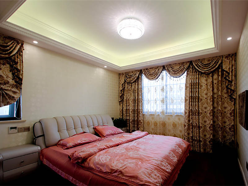 简单布局让卧室可以更明亮，厚重的窗帘则可以让睡眠更安心。