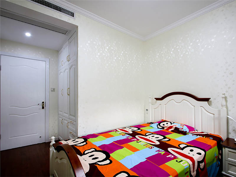 简化墙壁和家具的装饰，上浅下深是经典的颜色搭配。