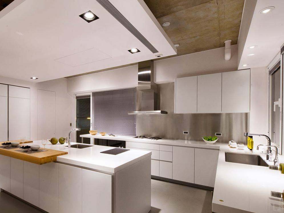 厨房富有现代感，纯白的橱柜在整体上使得空间更可感知。