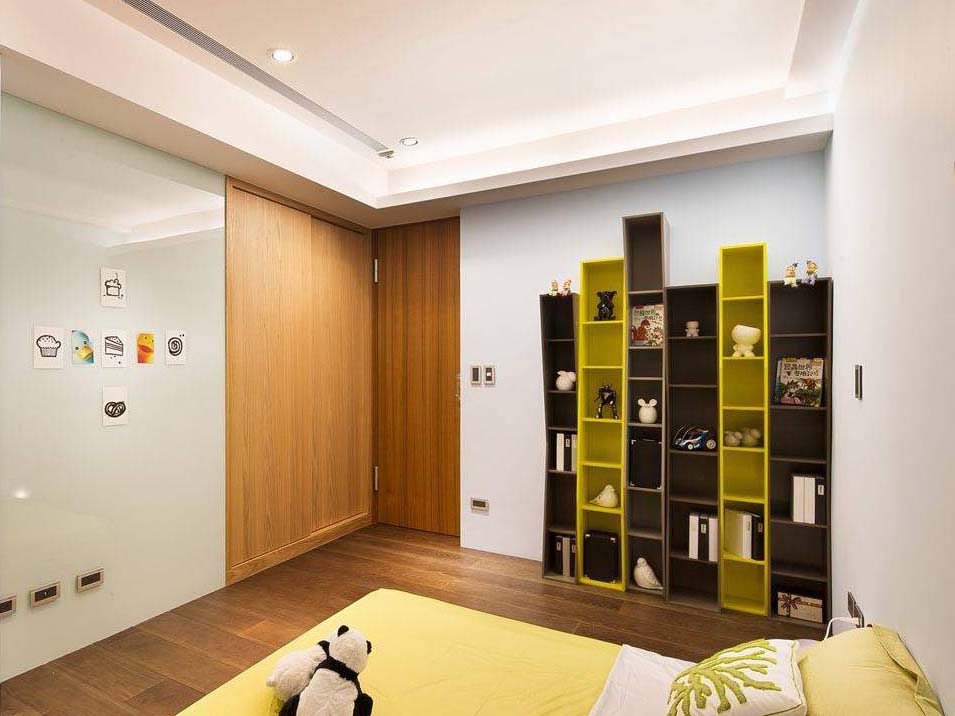 次卧整体更加活泼，竹子造型的柜子为房间带来了清新、自然的感觉，空间上更生动。