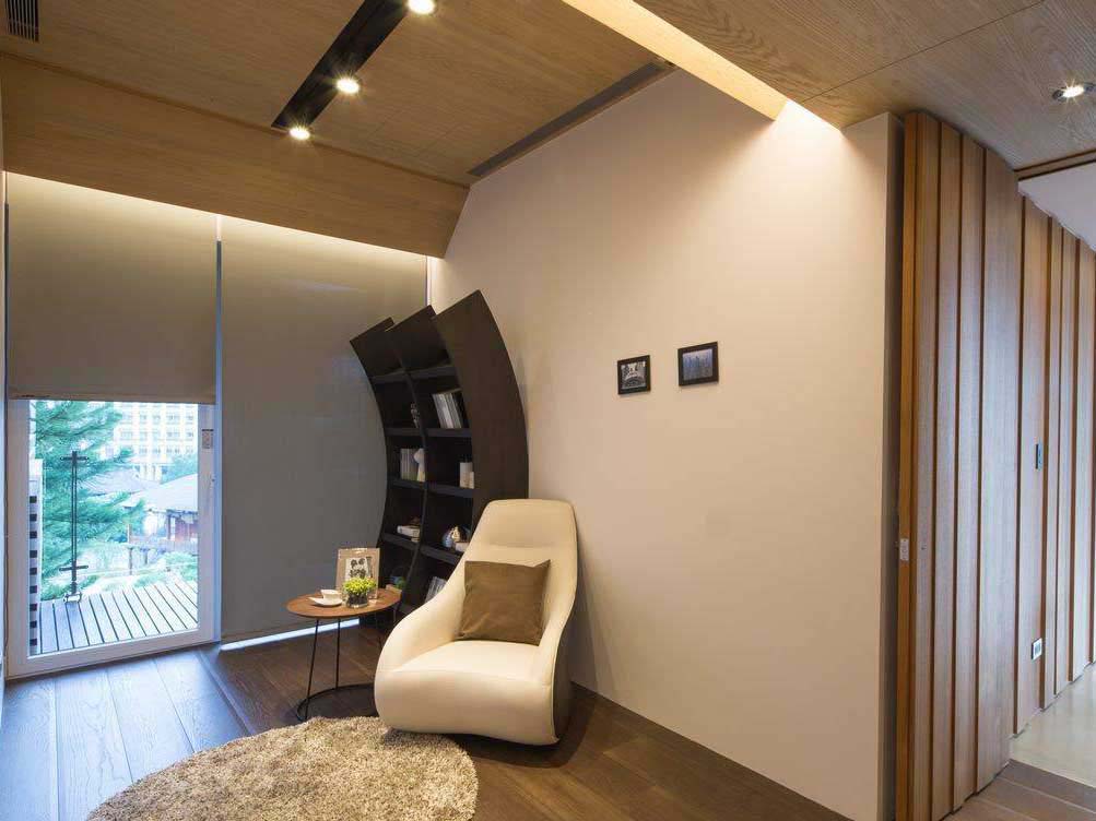 曲线造型的书架和沙发让现代简约风的卧室多了一些柔和感，设计更人性化。