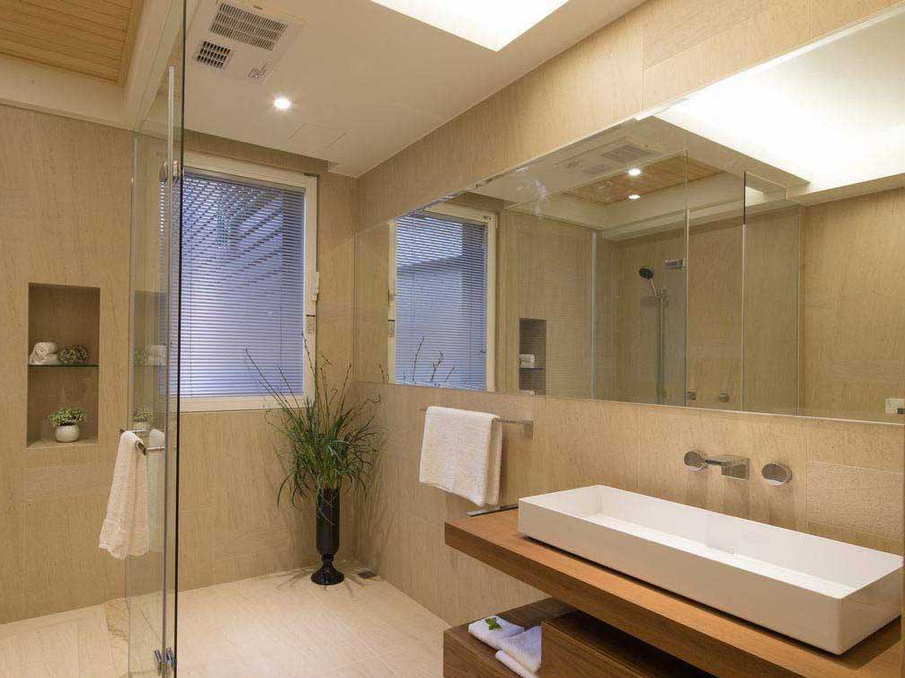 超长的防雾镜子可以让你爱美的需求，同时让浴室看起来更开阔。