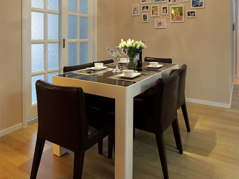 餐桌造型现代时尚，光感十足，皮质餐椅凸显尊贵。