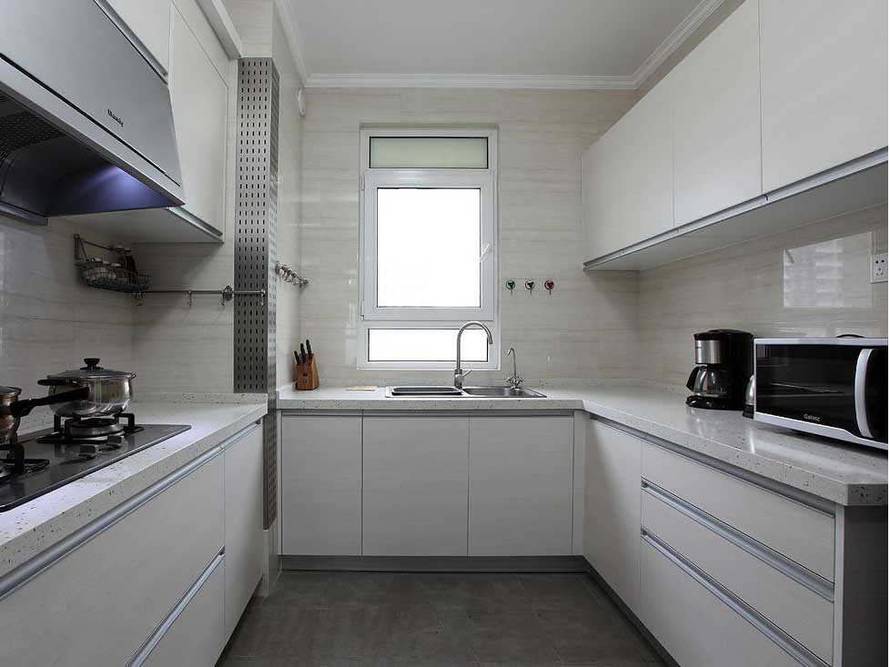纯白的厨房需要深色的地面搭配，似乎烹饪时的心情也会变好呢。
