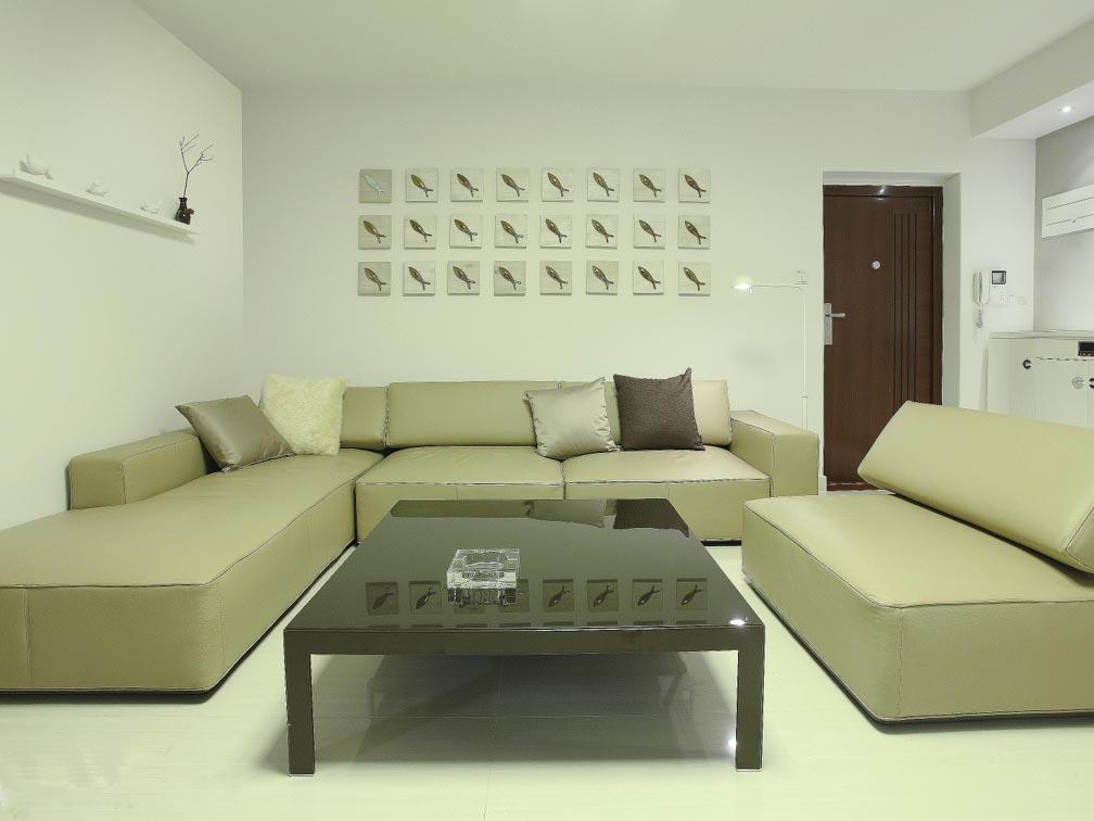 沙发造型简易而时尚，墙上的装饰带有现代艺术的玩味。