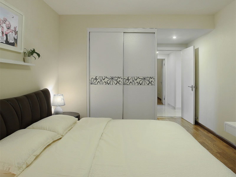 整个卧室都是十分简洁淡雅，衣柜起到分隔空间的作用。