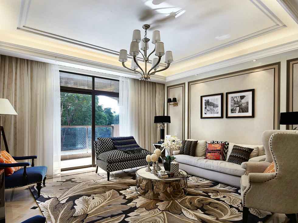 沙发略带混搭风格，墙壁的简洁和地毯的精美形成鲜明对比。