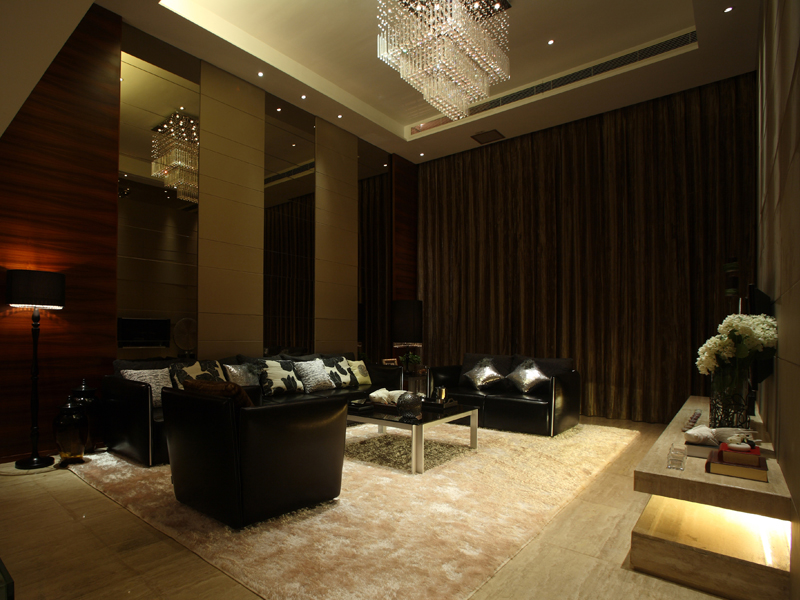 黑色的皮质沙发很符合主人冷静理智的性格，高大的镜子在视觉上扩大了客厅的空间。