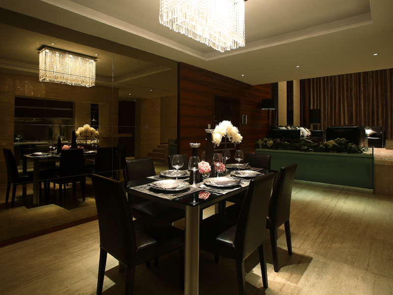 餐厅跟客厅格调一致，黑色的桌椅和大面的镜子。