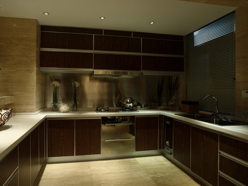 延续整体的深色色调，厨房也要保持干净整齐。