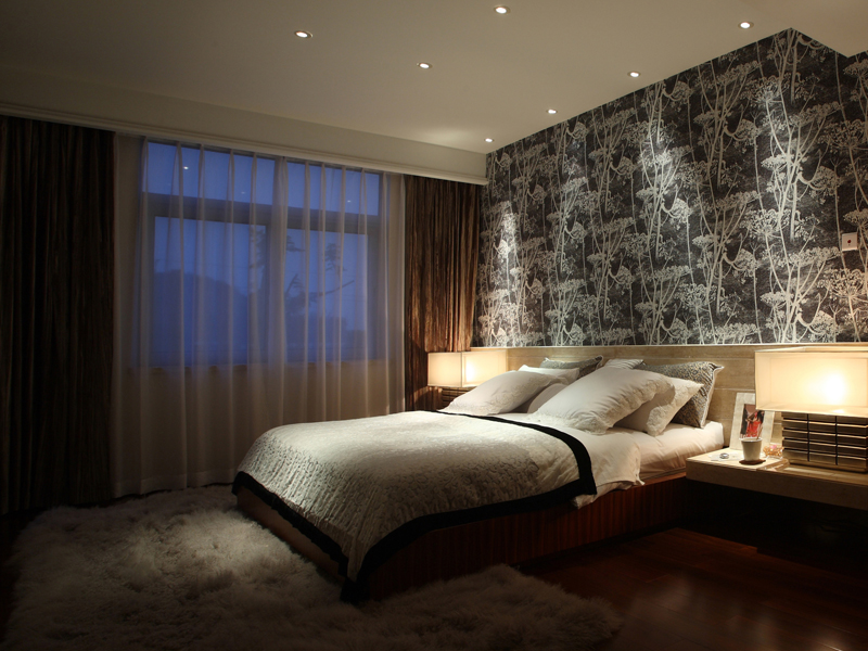 创意的床头背景墙，配上白色的床具和地毯，有股别致的东瀛风情。