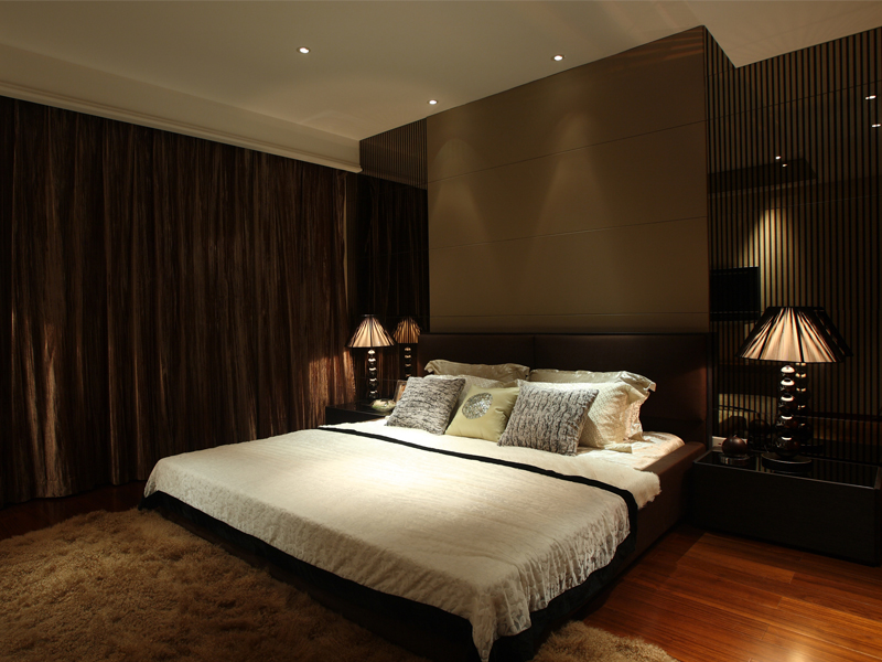 配合主体颜色的深色窗帘，遮光效果一流。选择白色的床上用品使得房间的中心焦点明确。