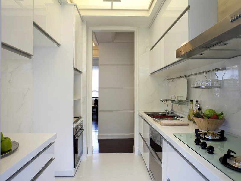 白色的厨房一看上就非常干净整洁，在这样的空间里给家人洗菜做饭心情都是高扬的。