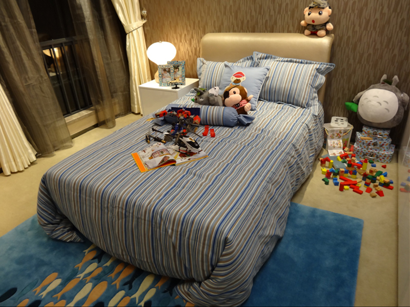 海蓝色地毯童趣味道满满，房间预留了足够多的位置给玩具。