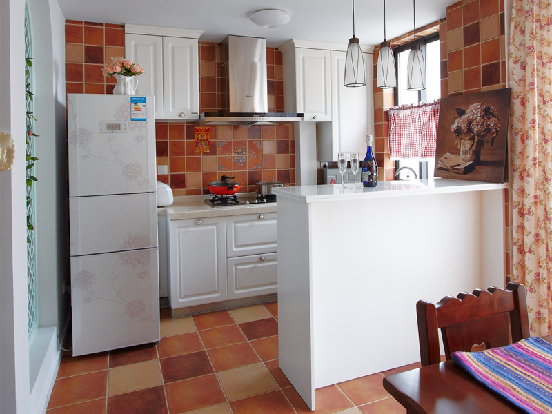 厨房用错落有致的小方块砖铺贴，为了颜色上不杂乱不显冲突，选择了白色的橱柜和冰箱。
