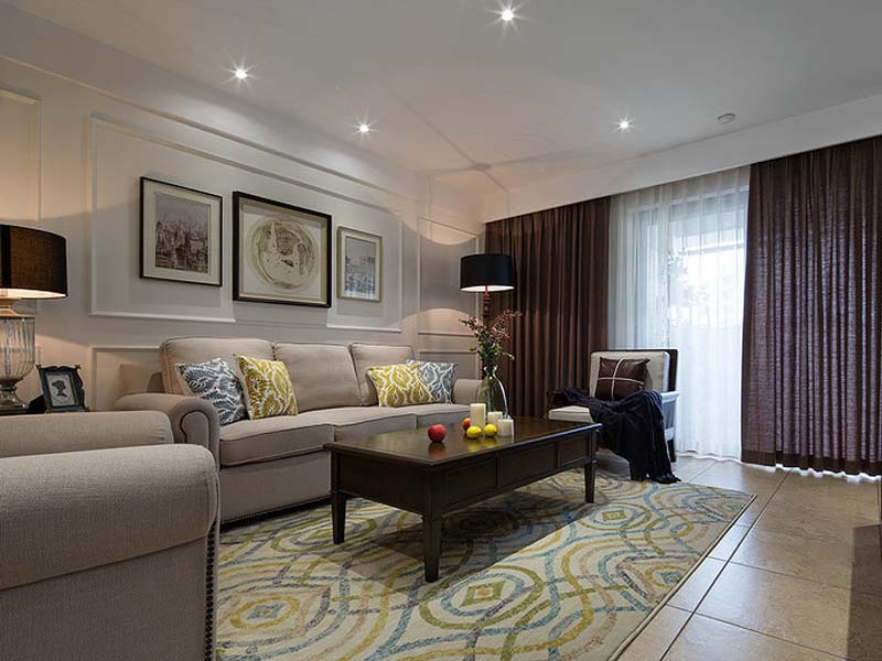 黄蓝两色交叉的方块地毯，配上素净的沙发，简单而有风情。