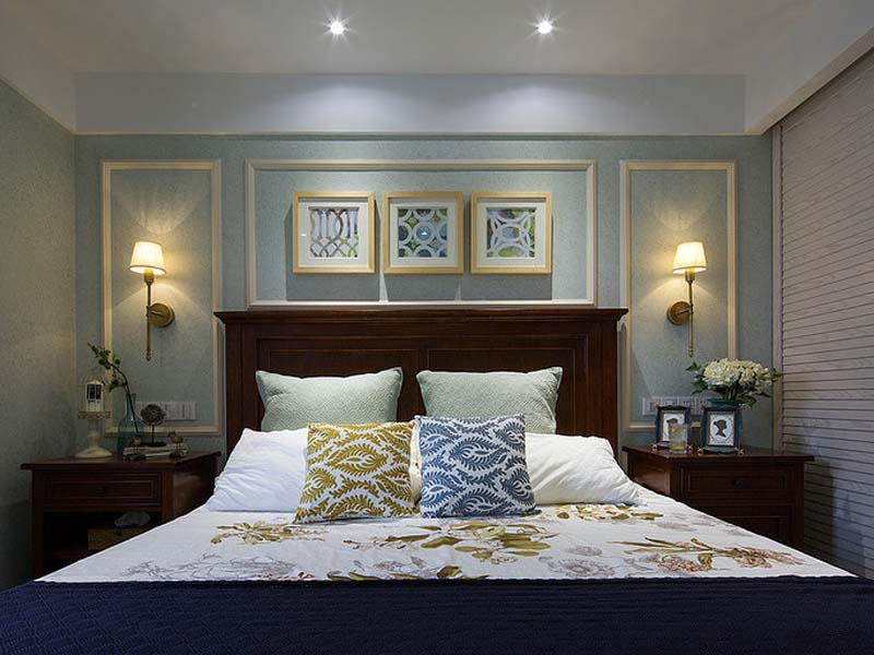 主人性格严谨，主卧设计方正对称，墙壁刷上浅浅的蓝绿色，配上深色的床上用品，唤起睡意。