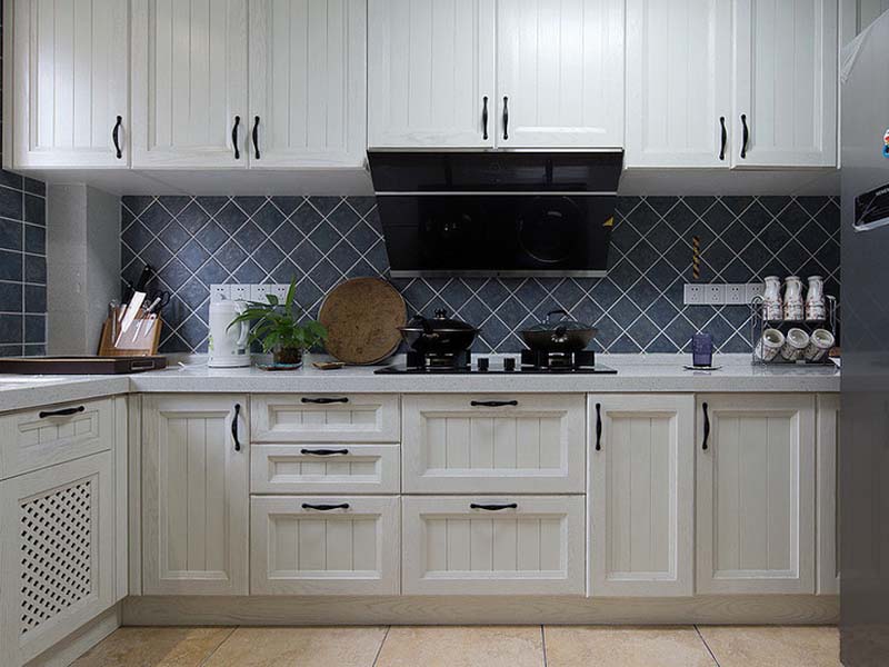 厨房用白色的橱柜和蓝色的壁砖，首先符合整个家的风格，其次蓝色和白色也是北欧经常选用的颜色。