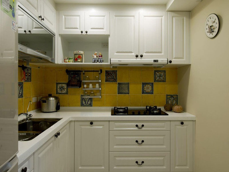 白色橱柜搭配半边墙的黄色瓷砖，色彩跳跃，也许主人会在做饭时哼首小调呢。