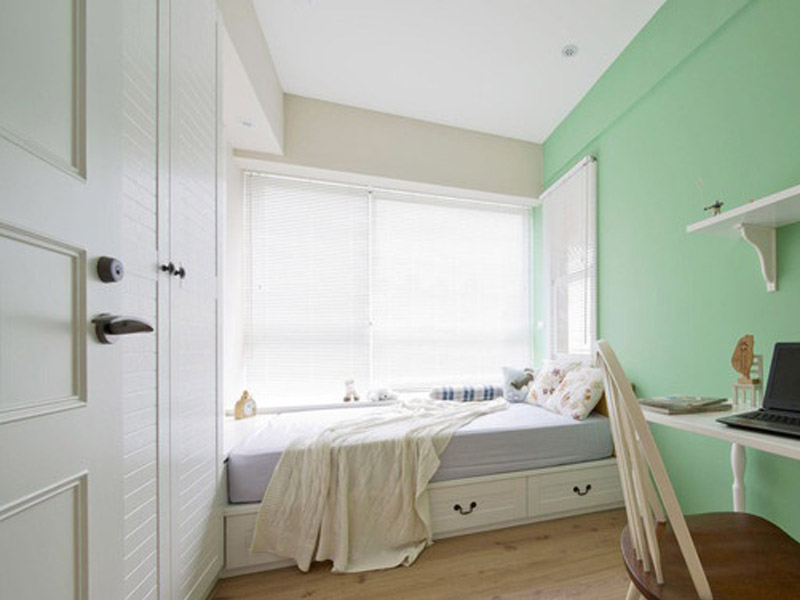  次卧房间不大，白色与浅绿作为主色，清清爽爽。