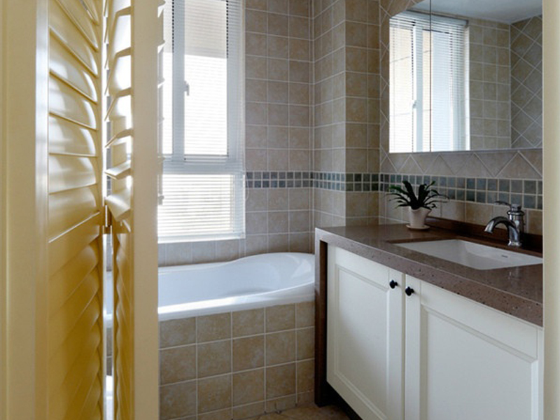  主人喜欢泡澡，依着窗边砌了一个浴缸的位置，窗边恰好可以用来摆放沐浴用品。