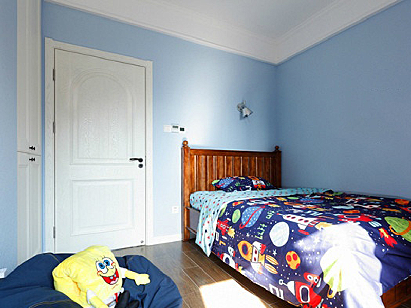  次卧以蓝作为主要颜色，门选用白色，大块蓝白搭配，简洁大方。
