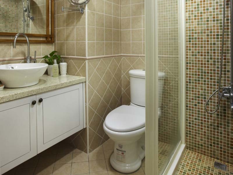淋浴房里用马赛克砖，既可防滑又可作为与其他区域的区分。