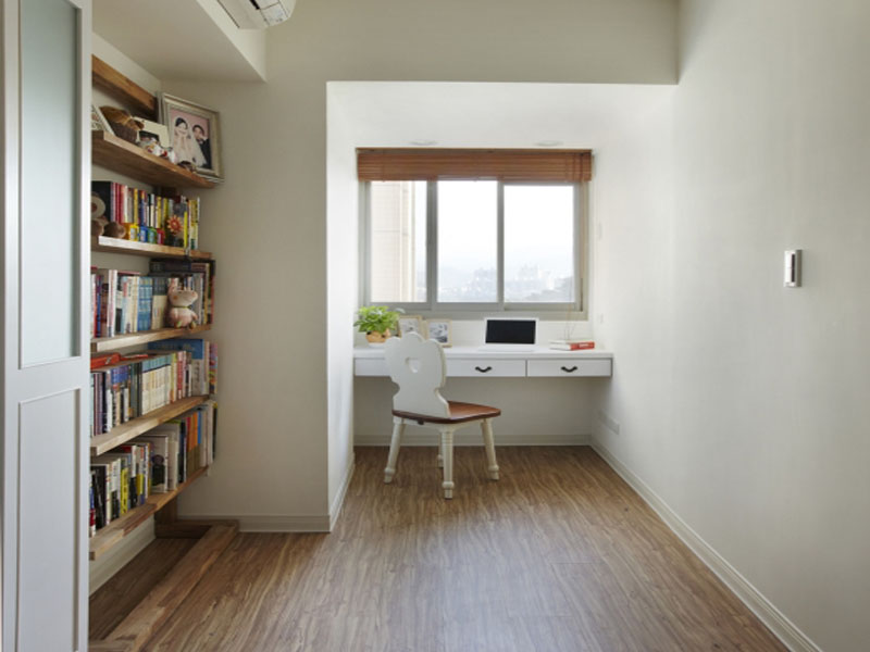 书房相对狭小，不宜摆放立体书架。在墙面上钉上几块木板，利用纵向的空间来解决书本放置的问题。