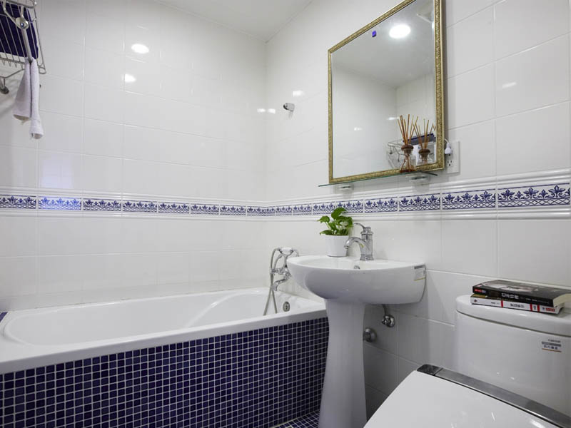 卫生间是纯粹的地中海风格，蓝白的配色使得整个空间简洁又有大海风情。